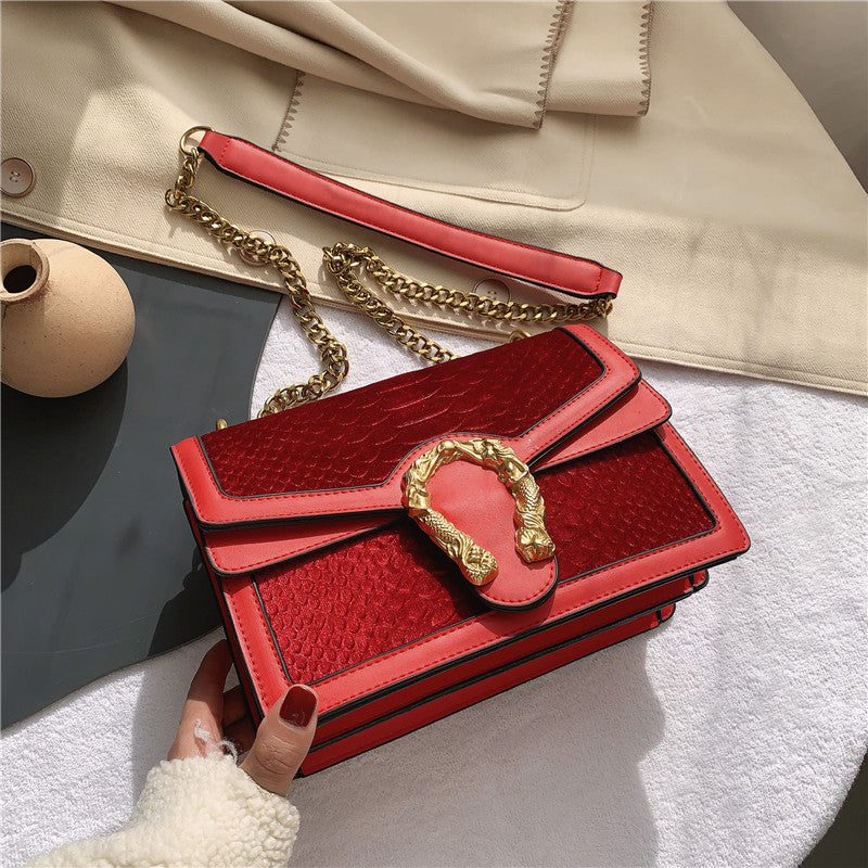 Bacchus bag with chain straps