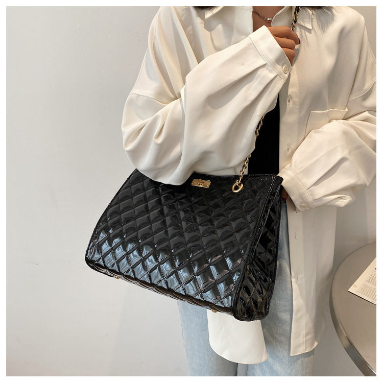 Rhombus shoulder bag with chain Straps