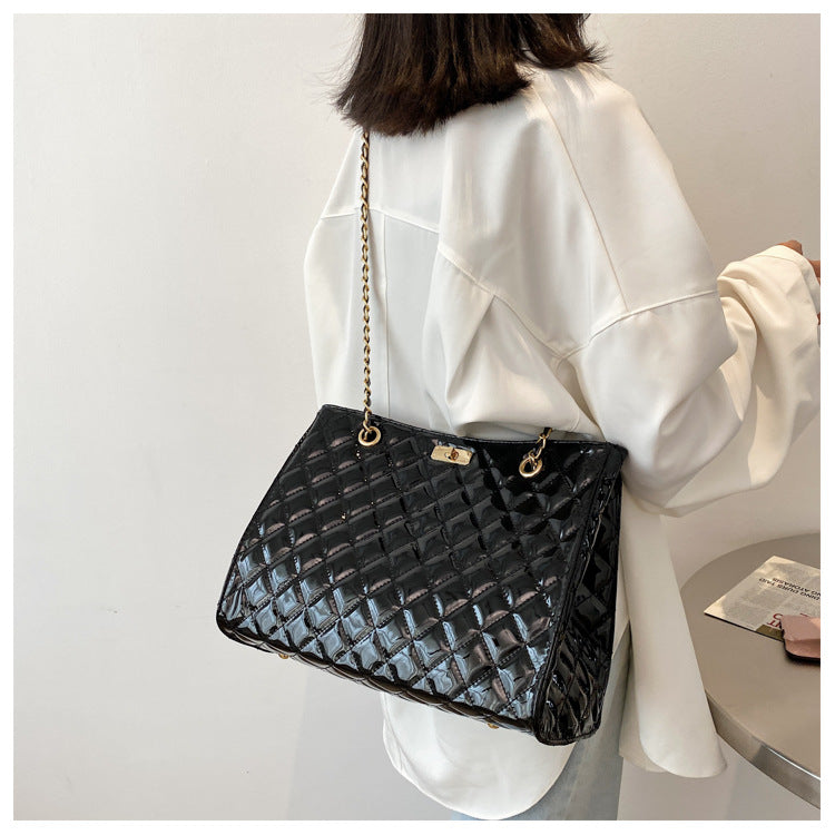 Rhombus shoulder bag with chain Straps